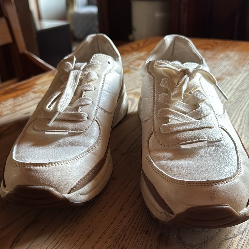 Cushionaire lace up sneakersets